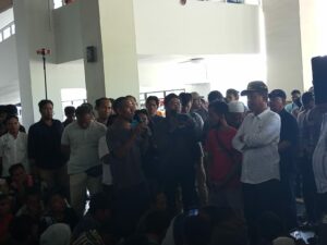 Wakil Bupati Pasaman Barat Risnawanto mendatangi warga pendemo dari Pigogah Patibubur, Nagari Air Bangis, di Masjid Raya Sumatra Barat,
