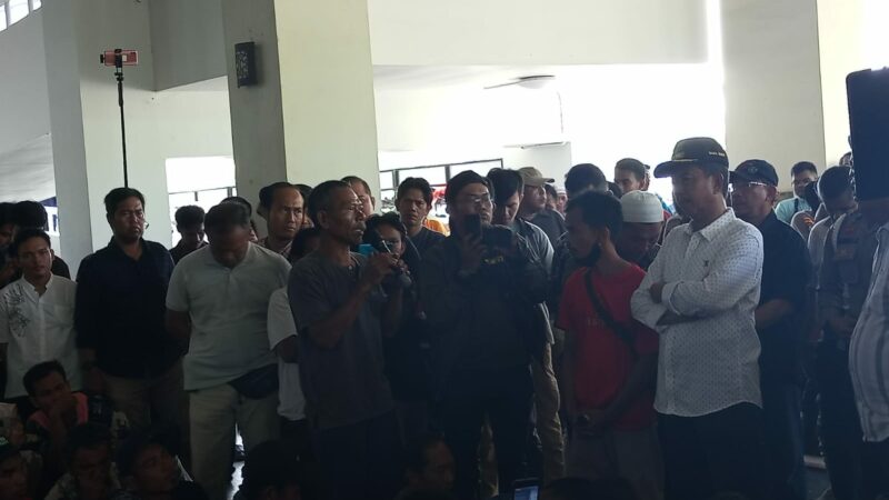 Wakil Bupati Pasaman Barat Risnawanto mendatangi warga pendemo dari Pigogah Patibubur, Nagari Air Bangis, di Masjid Raya Sumatra Barat,