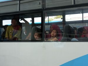 Polisi membubarkan paksa warga dari Pigogah Patibubur, Nagari Air Bangis yang telah berdemonstrasi lima hari di kantor gubernur Sumatra Barat