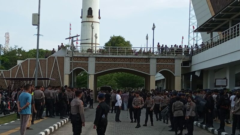 Polisi membubarkan paksa warga dari Pigogah Patibubur, Nagari Air Bangis yang telah berdemonstrasi lima hari di kantor gubernur Sumatra Barat