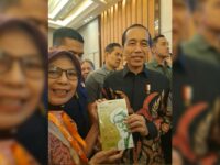 Presiden Joko Widodo (Jokowi) telah menerima nuku novel biografi Syekh Sulaiman Arrasuli atau yang lazim dipanggil Inyiak Canduang,