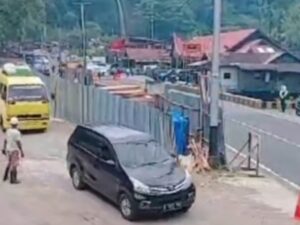 Satlantas Polres Padang Panjang melakukan simulasi uji coba ketahanan jembatan sementara di Jorong Air Mancur, Nagari Singgalang,