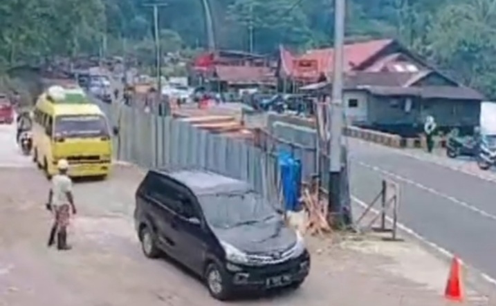 Satlantas Polres Padang Panjang melakukan simulasi uji coba ketahanan jembatan sementara di Jorong Air Mancur, Nagari Singgalang,