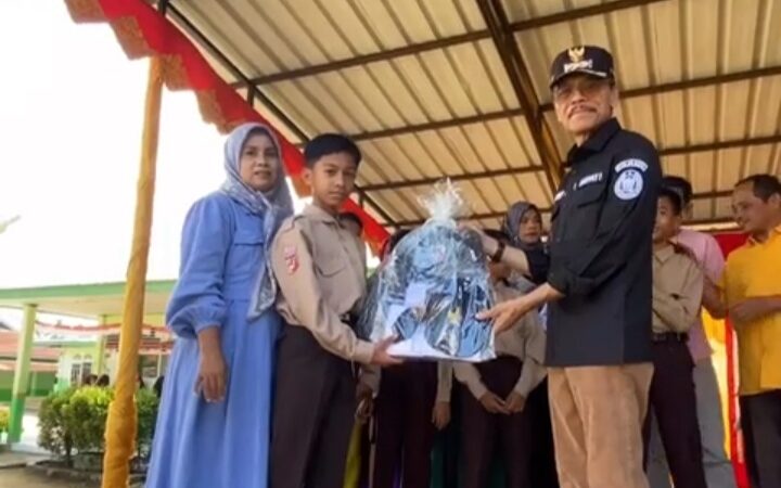 Pemkab Limapuluh Kota merealisasikan program bantuan seragam sekolah gratis untuk pelajar SD dan SMP. Ada total sebanyak 11.931 pelajar