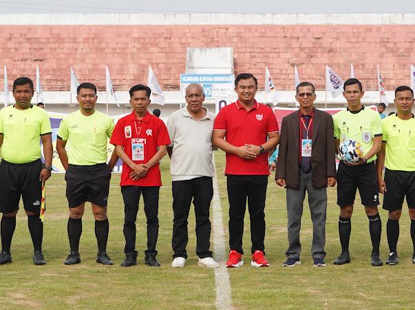 Sebanyak 16 klub sepakbola mengikuti turnamen Sutan Riska Cup edisi perdana (SR Cup I). Turnamen ini dibuka secara resmi oleh Bupati