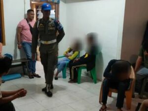 Personel Satpol PP Padang mengamankan enam orang perempuan dan empat laki-laki pada Senin (21/8/2023) dini hari. Mereka semua diamankan