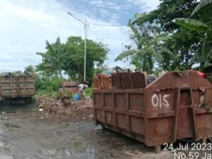 Kepala Dinas Lingkungan Hidup Kota Padang (DLH) Mairizon mengungkapkan bahwa saat ini terdapat 670 titik TPS (tempat pembuangan sampah) liar di Kota Padang.
