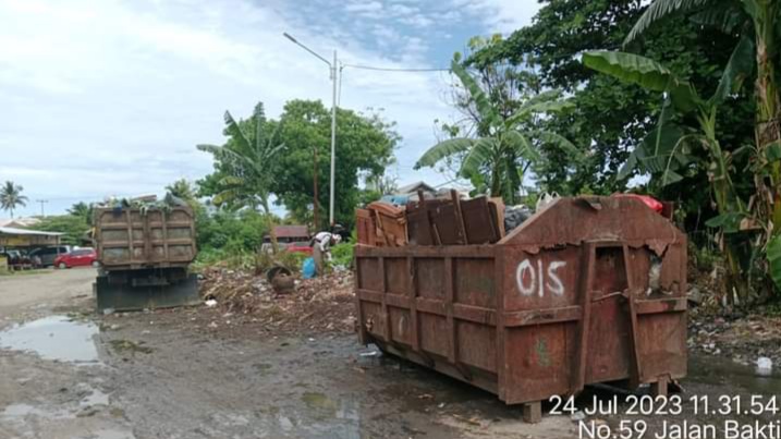 Kepala Dinas Lingkungan Hidup Kota Padang (DLH) Mairizon mengungkapkan bahwa saat ini terdapat 670 titik TPS (tempat pembuangan sampah) liar di Kota Padang.