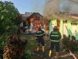Kebakaran menghanguskan satu rumah dan empat kontrakan di Jalan Bakti IV, Kelurahan Parupuk Tabing, Kecamatan Koto Tangah, Kota Padang,