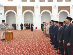 Wali Kota Bukittinggi Erman Safar melantik sebanyak 42 pejabat administrator dan pejabat pengawas di lingkungan Pemko Bukittinggi,