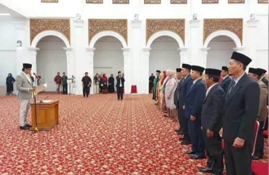 Wali Kota Bukittinggi Erman Safar melantik sebanyak 42 pejabat administrator dan pejabat pengawas di lingkungan Pemko Bukittinggi,