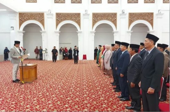 Wali Kota Bukittinggi Erman Safar melantik sebanyak 42 pejabat administrator dan pejabat pengawas di lingkungan Pemko Bukittinggi,