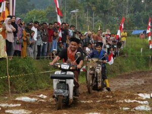 Tanah Datar Punya Sirkuit Balap Motor di Sawah