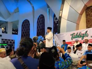 Sehari Pasca Pemulangan Paksa Warga Air Bangis dari Masjid Raya, Anies Baswedan dan Mahyeldi Ikuti Tabligh Akbar di Masjid yang Sama