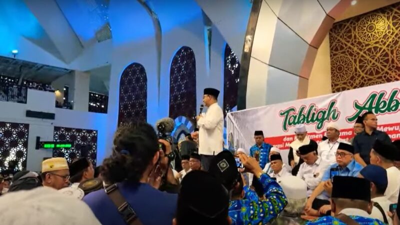 Sehari Pasca Pemulangan Paksa Warga Air Bangis dari Masjid Raya, Anies Baswedan dan Mahyeldi Ikuti Tabligh Akbar di Masjid yang Sama