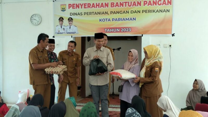 Wako Pariaman Serahkan Bantuan Pangan untuk 77 Keluarga Kurang Mampu