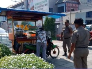 Pol PP Padang Tertibkan PKL di Kawasan Khatib Sulaiman