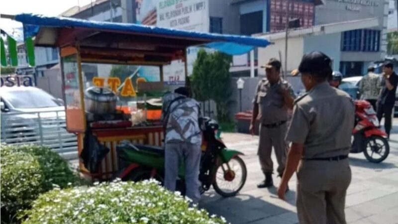 Pol PP Padang Tertibkan PKL di Kawasan Khatib Sulaiman