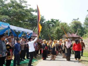 Pawai 1.000 Siya Meriahkan Festival Gebyar Talago Biru II di Tanah Datar