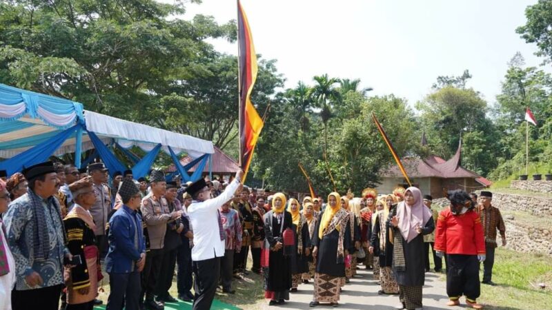 Pawai 1.000 Siya Meriahkan Festival Gebyar Talago Biru II di Tanah Datar