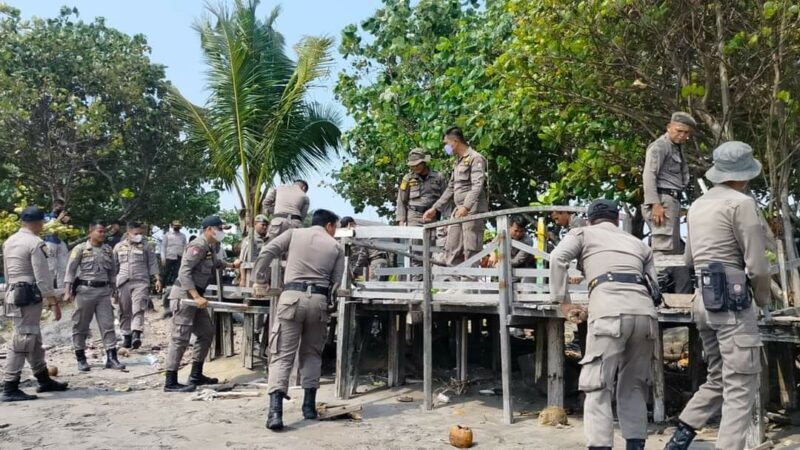 Tim Gabungan Lakukan Penertiban PKL di Kawasan Pantai Padang