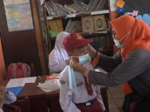 Kabut Asap Masih Pekat, Srikandi Padang Bagikan Masker