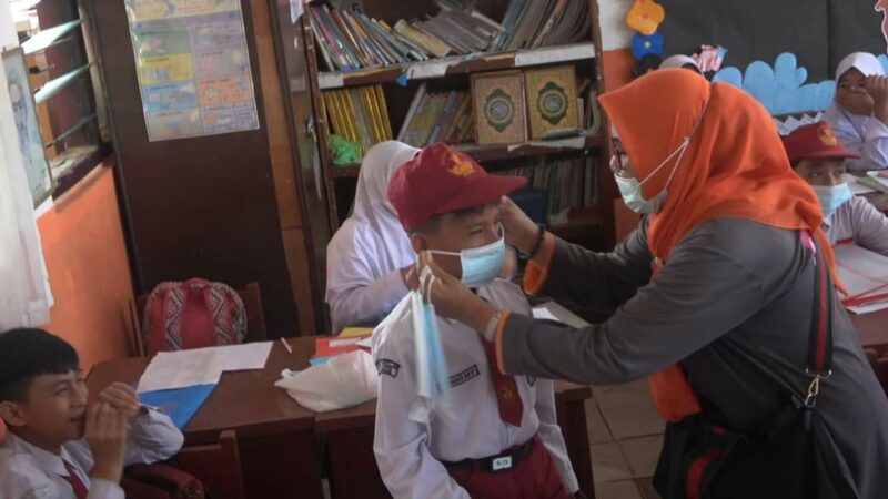 Kabut Asap Masih Pekat, Srikandi Padang Bagikan Masker