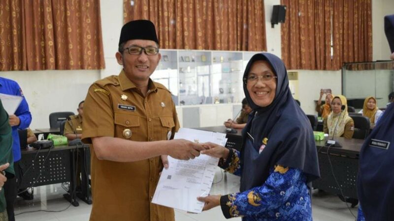 Serahkan SK Kenaikan Pangkat 575 ASN, Wako Padang: Harus Bekerja Lebih Optimal