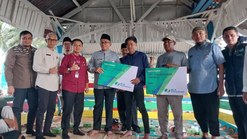 238 Nelayan di Padang Terima Kartu BPJS Ketenagakerjaan