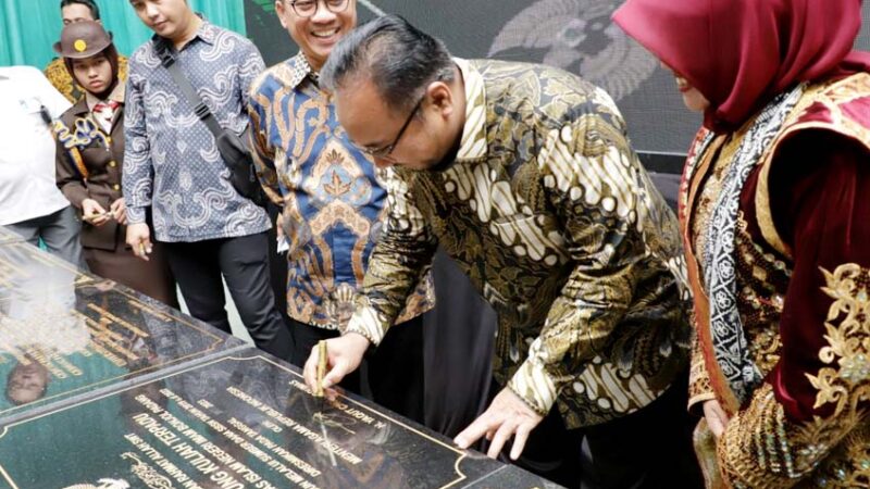 Penandatanganan prasasti pemanfaatan gedung baru UIN IB Padang di Sungai Bangek oleh Menag RI, Yaqut Cholil Qoumas. [Foto: Dok. UIN IB Padang]