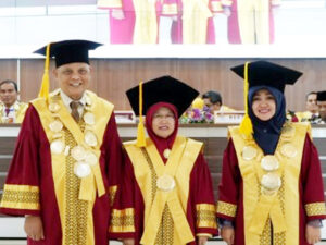 Hetti Waluati Triana (tengah) saat dikukuhkan sebagai guru besar bidang lingusitik. [Foto: Dok. UIN IB Padang]