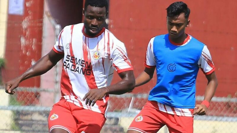 Penyerang Semen Padang FC Kenneth Ikechukwu Ngowoke