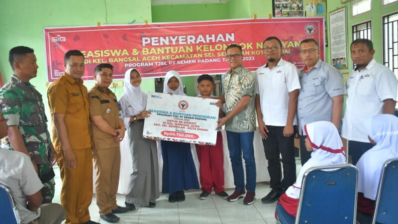 Semen Padang Salurkan Beasiswa dan Alat Tangkap Ikan Senilai Rp140 Juta di Dumai