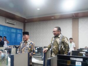 Menteri Agama Yaqut Cholil Qoumas meninjau pelaksanaan Sistem Seleksi Elektronik (SSE) Ujian Masuk Perguruan Tinggi Keagamaan Islam Negeri (UM-PTKIN) 2023 di UIN Sultan Maulana Hasanuddin Banten. [Foto: Dok. UIN IB Padang]