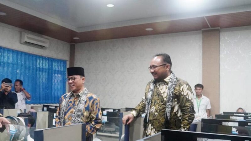 Menteri Agama Yaqut Cholil Qoumas meninjau pelaksanaan Sistem Seleksi Elektronik (SSE) Ujian Masuk Perguruan Tinggi Keagamaan Islam Negeri (UM-PTKIN) 2023 di UIN Sultan Maulana Hasanuddin Banten. [Foto: Dok. UIN IB Padang]