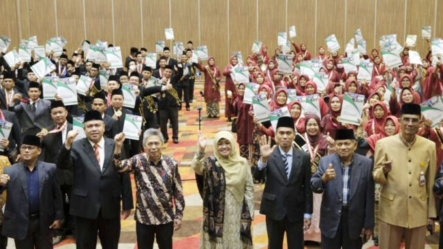 Pengukuhan guru profesional melalui Program Profesi Guru (PPG) Pendidikan Agama Islam dan Madrasah dalam Jabatan Bacht 3 di The ZHM Premiere Hotel Padang. [Foto: Dok. UIN IB Padang]