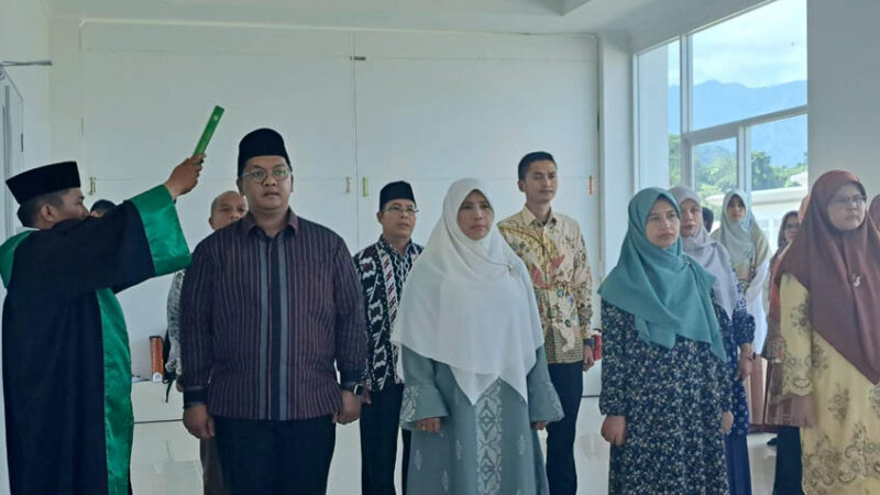 Pelantikan pejabat PAW dan pengangkatan jabatan pelaksana akademik di lingkungan UIN IB Padang. [Foto: Dok. UIN IB Padang]