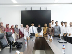 Rektor UIN IB Padang, Martin Kustati saat melepas secara resmi peserta pelatihan peningkatan kemampuan bahasa ingris di Pusat Pengembangan Bahasa UIN Syarif Hidayatullah Jakarta. [Foto: Dok. UIN IB Padang]