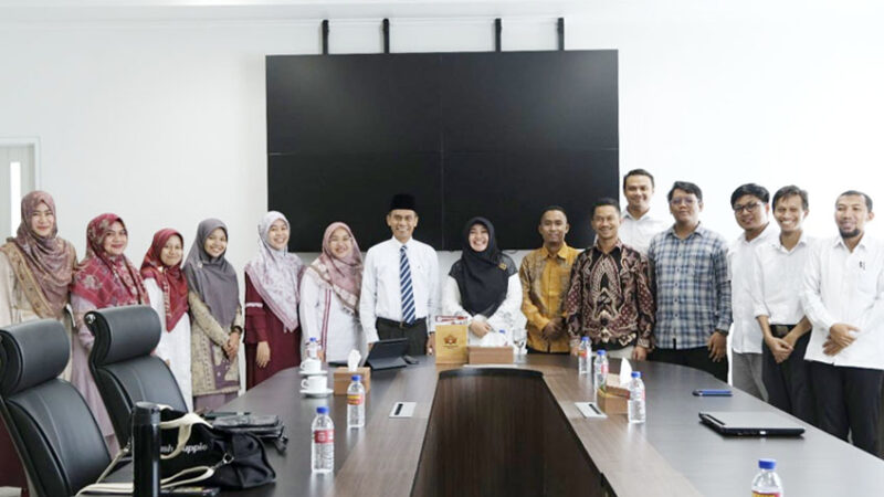 Rektor UIN IB Padang, Martin Kustati saat melepas secara resmi peserta pelatihan peningkatan kemampuan bahasa ingris di Pusat Pengembangan Bahasa UIN Syarif Hidayatullah Jakarta. [Foto: Dok. UIN IB Padang]