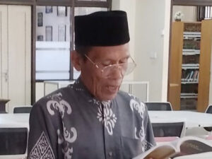 Raichul Amar saat menyerahkan buku sumbangan untuk Perpustakaan UIN IB Padang. [Foto: Dok. UIN IB Padang]