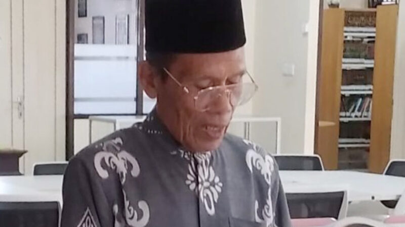 Raichul Amar saat menyerahkan buku sumbangan untuk Perpustakaan UIN IB Padang. [Foto: Dok. UIN IB Padang]