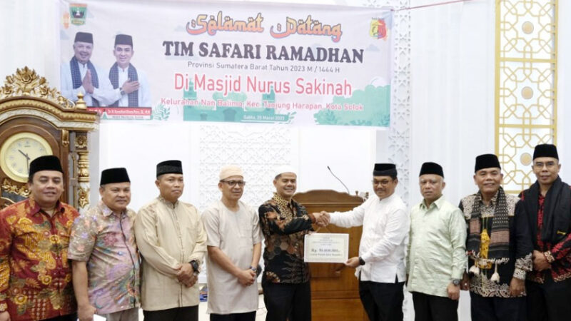 Tim Safari Ramadan Pemprov Sumbar yang dipimpin UIN IB Padang berada di Masjid Nurus Sakinah, Kota Solok. [Foto: Dok. UIN IB Padang]