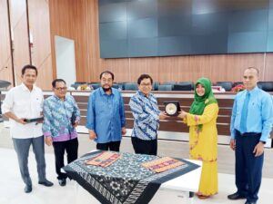 Seminar Nasional bersama VoA di UIN Imam Bonjol Padang. [Foto: Dok. UIN IB Padang]