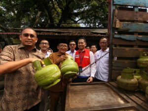 Anggota Komisi VI DPR RI Andre Rosiade meminta Menteri BUMN Erick Thohir tak menghilangkan keberadaan pangkalan dan agen LPG 3 kg