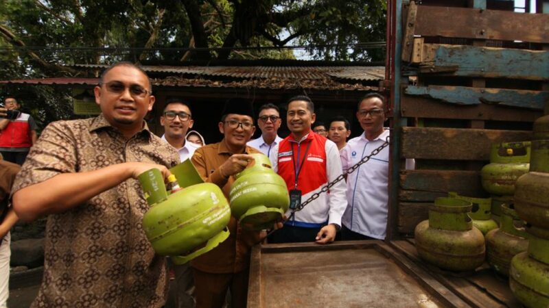 Anggota Komisi VI DPR RI Andre Rosiade meminta Menteri BUMN Erick Thohir tak menghilangkan keberadaan pangkalan dan agen LPG 3 kg