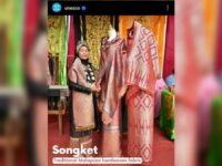 Heboh akun instagram @unesco posting songket sebagai pakaian tradisional dari Malaysia. Dalam foto yang ditampilkan Unesco, terlihat