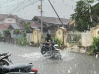 Cuaca seringkali sulit untuk diprediksi, sehingga kita sebagai pengendara dituntut untuk bisa lebih sigap dan tanggap saat menghadapi berbagai