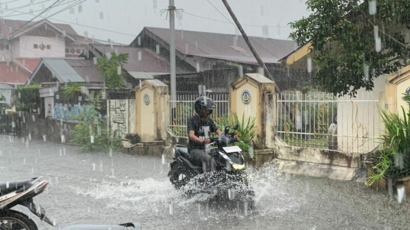 Cuaca seringkali sulit untuk diprediksi, sehingga kita sebagai pengendara dituntut untuk bisa lebih sigap dan tanggap saat menghadapi berbagai