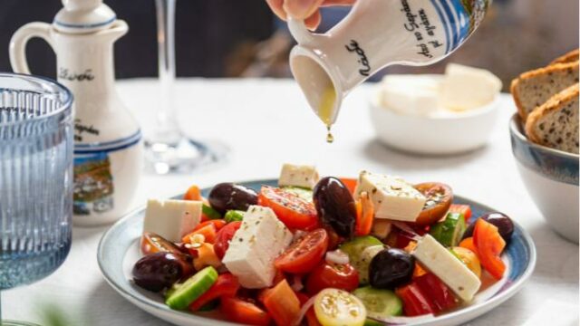 Salad buah merupakan makanan segar yang dibuat dari potongan buah, sirup, yoghurt, mayones dan disajikan dingin. Biasanya makanan ini