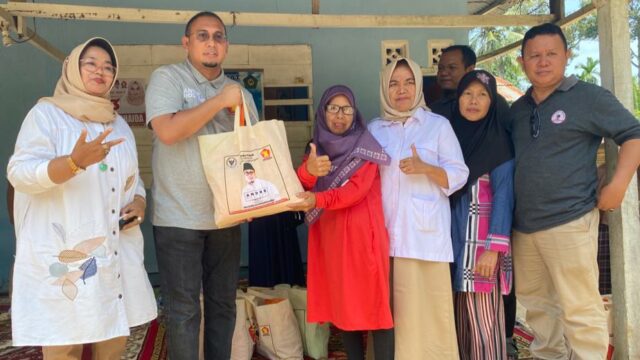 Anggota DPR RI asal Sumatra Barat (Sumbar) H Andre Rosiade tak lupa berbagi dengan masyarakat saat turun ke daerah pemilihan (Dapil).